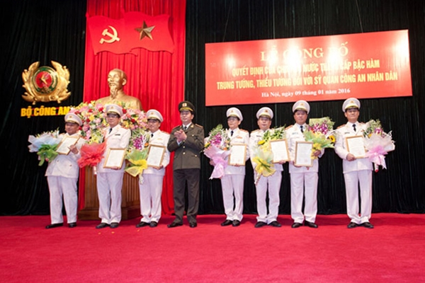 trao quyet dinh thang cap bac ham cap tuong cong an