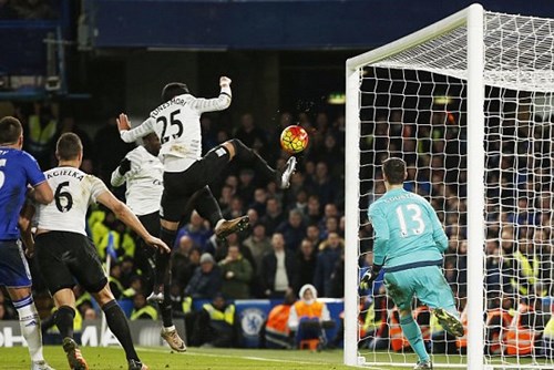 vong 22 premier league chelsea hoa may man man city thang dam 4 sao
