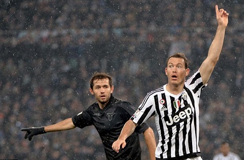 lichtsteiner toa sang juventus vao ban ket gap inter milan