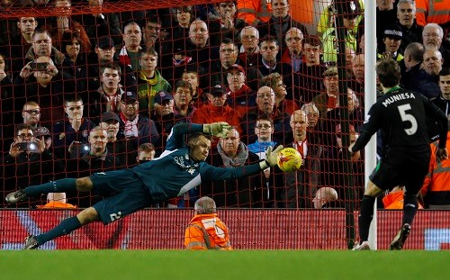 liverpool vao chung ket sau loat dau sung can nao