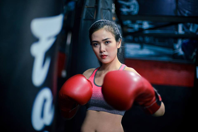 ngam nu nhan vien ngan hang nong bong trong bo anh boxing