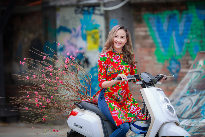 khanh ngan the face dien ao dai chan con cong di don tet
