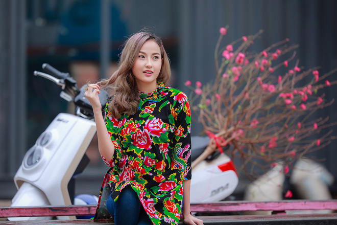 khanh ngan the face dien ao dai chan con cong di don tet