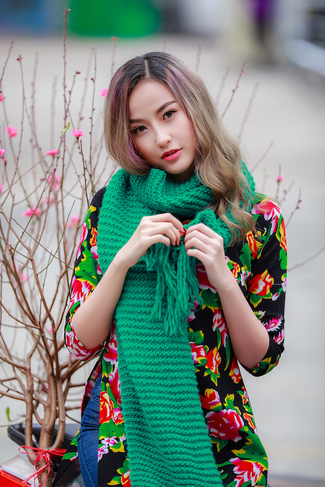 khanh ngan the face dien ao dai chan con cong di don tet