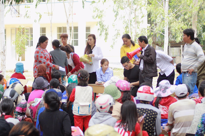 phan anh tat bat trao qua cho nguoi ngheo dip can tet