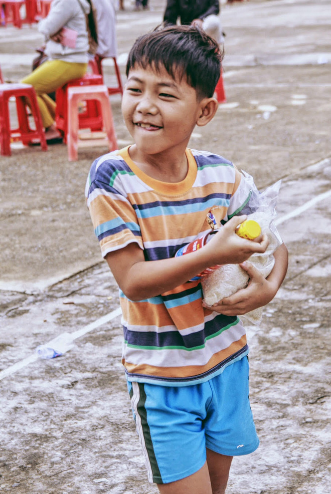 phan anh tat bat trao qua cho nguoi ngheo dip can tet