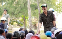 phan anh tat bat trao qua cho nguoi ngheo dip can tet