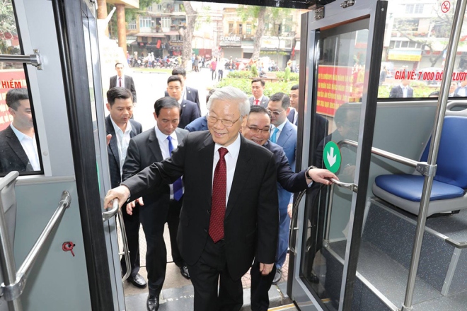 tong bi thu nguyen phu trong di xe buyt bach bo chuc tet nguoi dan