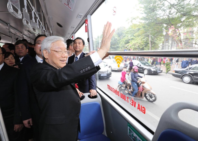 tong bi thu nguyen phu trong di xe buyt bach bo chuc tet nguoi dan