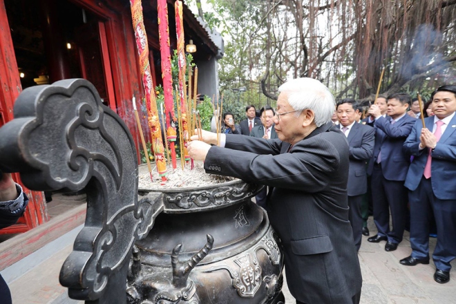 tong bi thu nguyen phu trong di xe buyt bach bo chuc tet nguoi dan