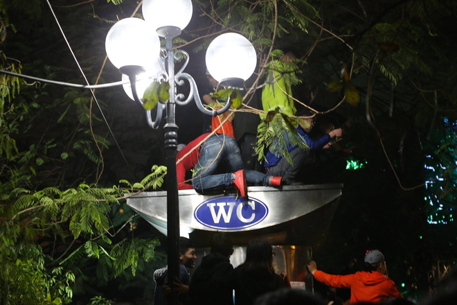 nhieu thanh nien treo cay dung tren thung rac wc tai pho di bo ha noi de xem ca nhac dem giao thua
