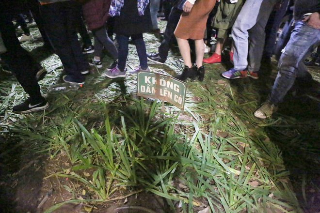 nhieu thanh nien treo cay dung tren thung rac wc tai pho di bo ha noi de xem ca nhac dem giao thua