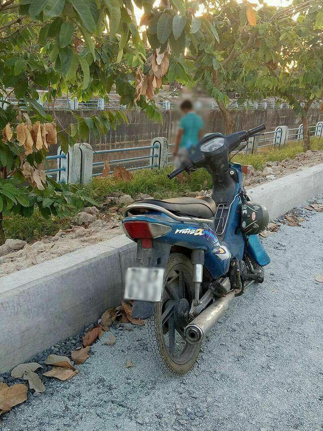 tp hcm nghi van nam thanh nien dung xe may ben le duong roi treo co len cay xanh tu tu