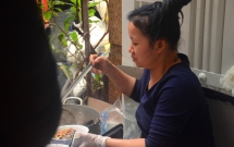 bun mang chao chui vi sao khach van dong nghit xep hang cho an