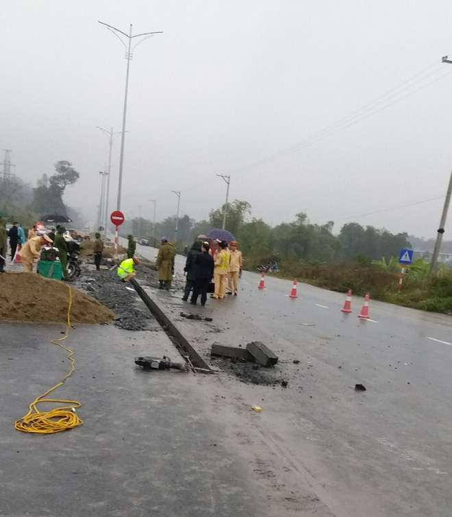 xe hyundai dam chet 5 cong nhan tai xe tron khoi hien truong chua den cong an trinh dien