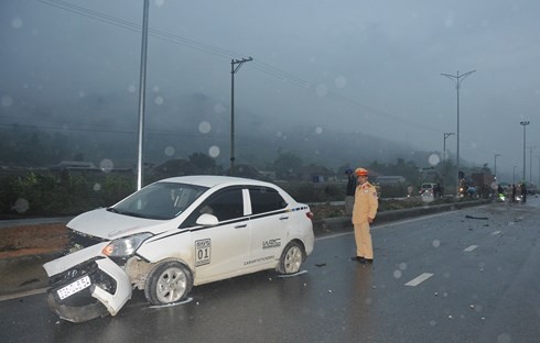 xe hyundai dam chet 5 cong nhan tai xe tron khoi hien truong chua den cong an trinh dien