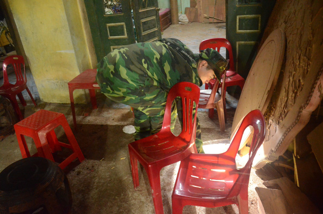 hang tram chien sy bo doi cong binh cam den pin lat dong do nat thu gom dau dan roi rot sau vu no kinh hoang