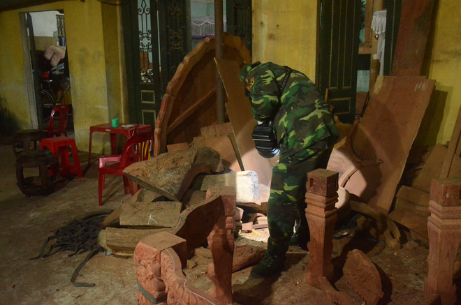 hang tram chien sy bo doi cong binh cam den pin lat dong do nat thu gom dau dan roi rot sau vu no kinh hoang