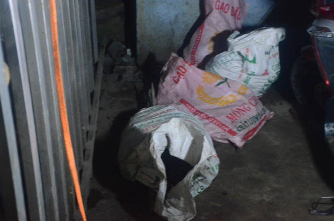 hang tram chien sy bo doi cong binh cam den pin lat dong do nat thu gom dau dan roi rot sau vu no kinh hoang