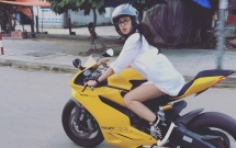 video motor lao voi toc do nhanh dam trung taxi 2 nguoi vang len khong trung