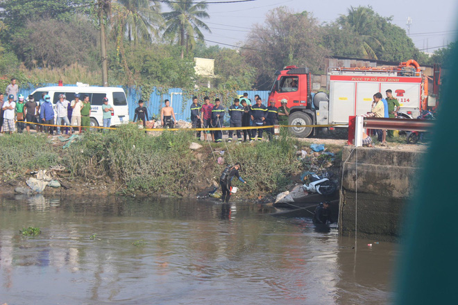 thanh nien nhau say rot xuong song de lai xe may roi di bo ve nha ngu mac nguoi nhai co tim xac trong vo vong