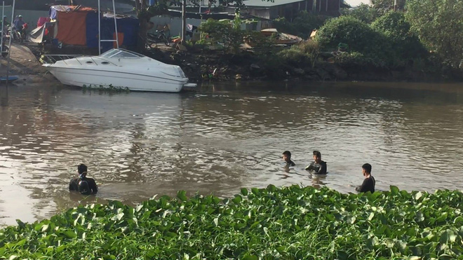 thanh nien nhau say rot xuong song de lai xe may roi di bo ve nha ngu mac nguoi nhai co tim xac trong vo vong