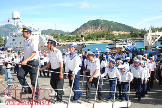 hang tram tan hang va nhu yeu pham qua tet roi cang cam ranh den voi truong sa