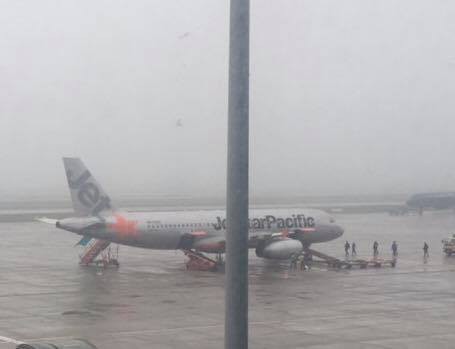 may bay jetstar di sai gon ha canh ngay sau khi vua cat canh tai noi bai