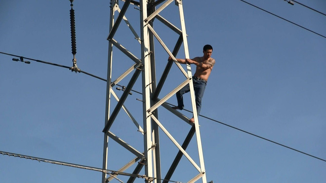 thanh nien xam tro nghi ngao da leo len cot dien cao the ho het nhun nhay suot 5 tieng