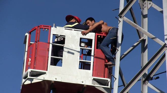 thanh nien xam tro nghi ngao da leo len cot dien cao the ho het nhun nhay suot 5 tieng