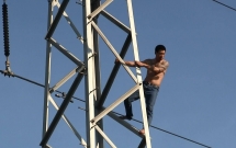 thanh nien xam tro nghi ngao da leo len cot dien cao the ho het nhun nhay suot 5 tieng