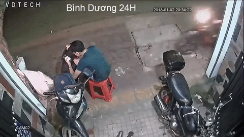 clip ngoi gac chan choi game truoc cua nha nam thanh nien bi ten cuop giat phang dien thoai