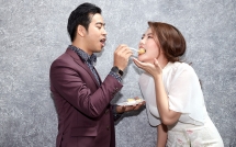 vo chong ngoc lan gay chu y voi hinh anh nhi nho truoc dam dong