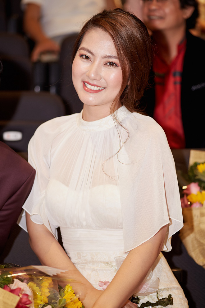 vo chong ngoc lan gay chu y voi hinh anh nhi nho truoc dam dong