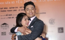 van trang om chat cung quy binh tren tham do