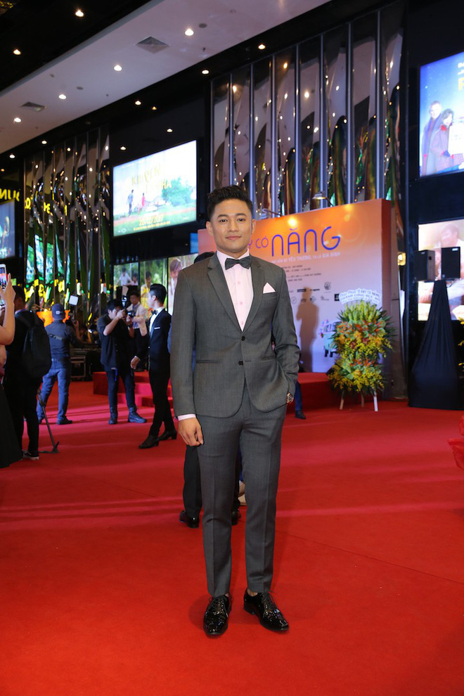 van trang om chat cung quy binh tren tham do