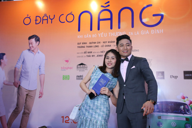 van trang om chat cung quy binh tren tham do