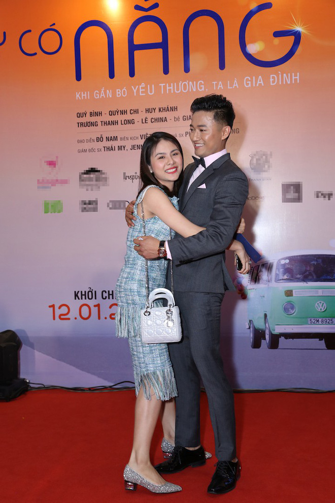 van trang om chat cung quy binh tren tham do