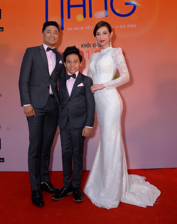 van trang om chat cung quy binh tren tham do