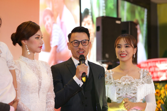 van trang om chat cung quy binh tren tham do