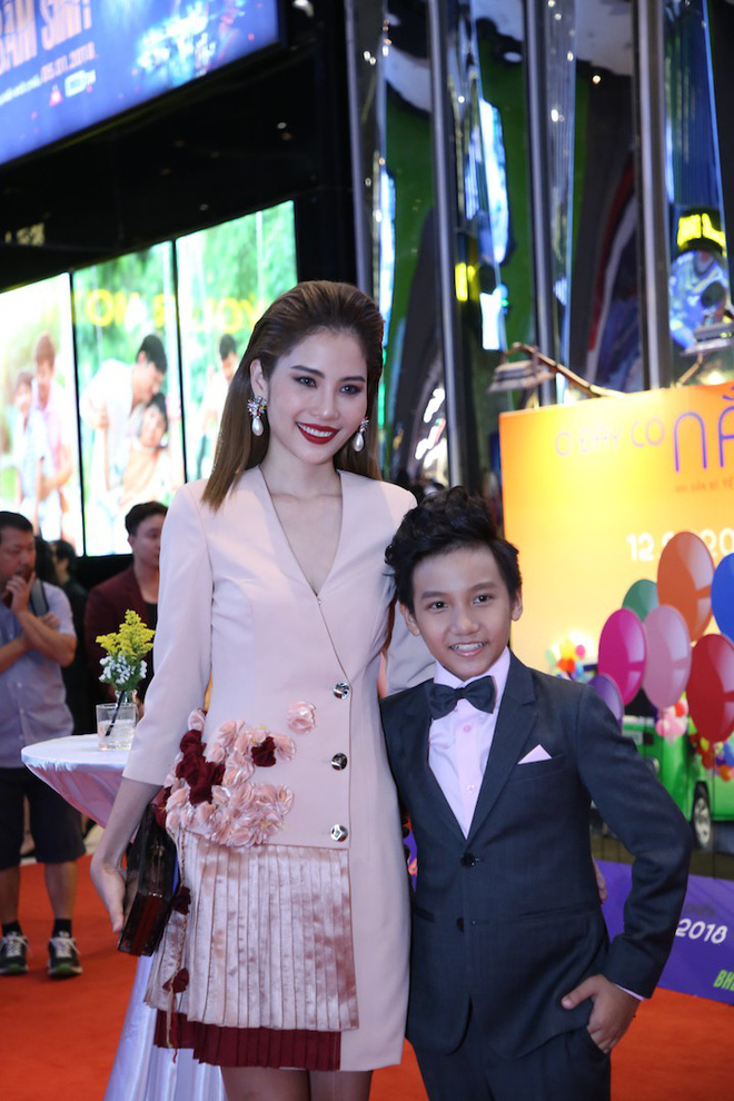van trang om chat cung quy binh tren tham do