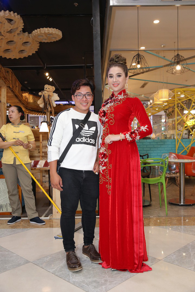van trang om chat cung quy binh tren tham do