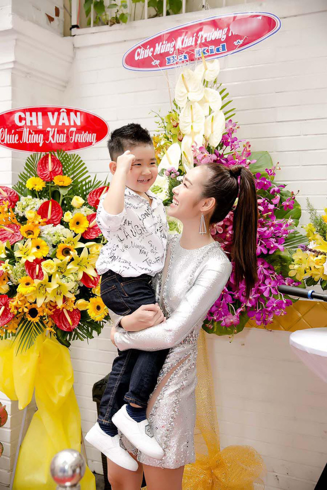 chong cu am tham gui hoa den chuc mung diep bao ngoc