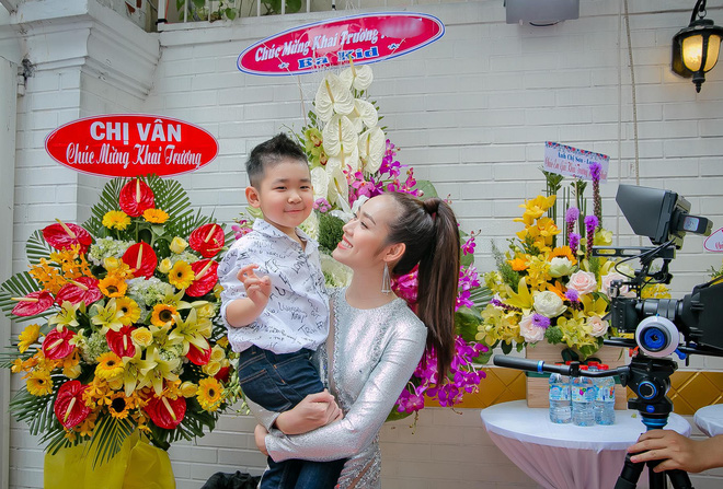 chong cu am tham gui hoa den chuc mung diep bao ngoc