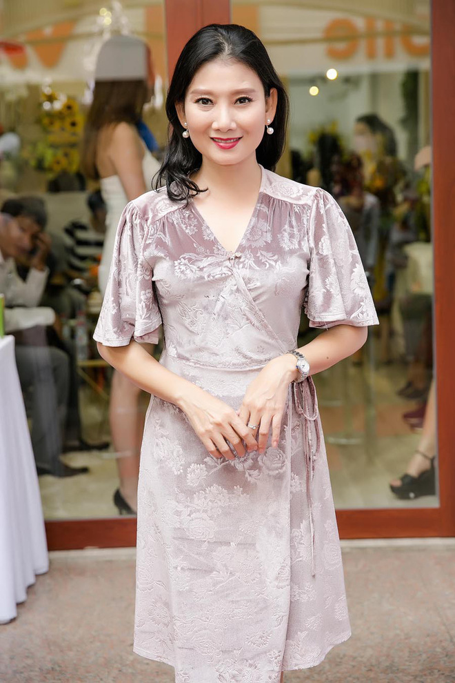 chong cu am tham gui hoa den chuc mung diep bao ngoc