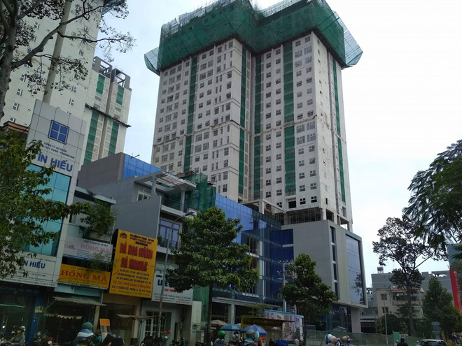 dang dung tren duong thanh nien 9x bi thanh sat tu cao oc o sai gon roi trung dau nga guc