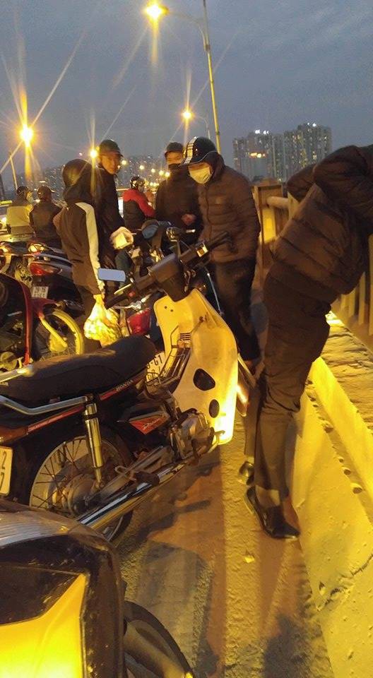 ha noi nam thanh nien dang di o to qua cau bat ngo mo cua roi nhay xuong song hong