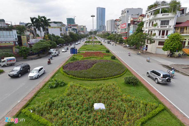 ha noi xen dai phan cach mo rong duong nguyen chi thanh len 10 lan xe