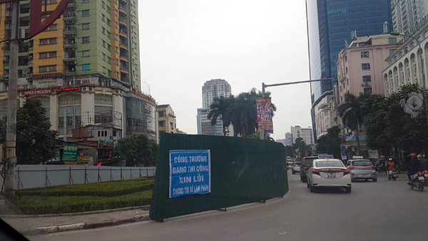 ha noi xen dai phan cach mo rong duong nguyen chi thanh len 10 lan xe