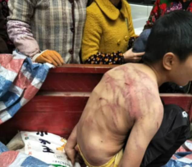 so bi bo me danh be trai minh tran ngu suot dem ngoai troi lanh 2 do c